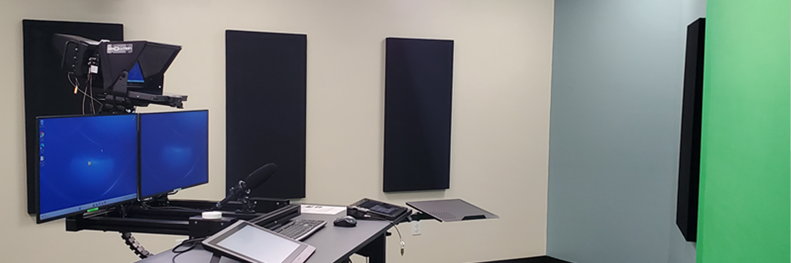 A OneButtonStudio example with a height-adjustable workstation, camera, greenscr